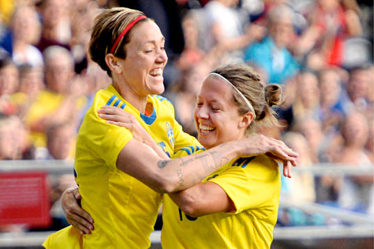 Sveriges Therese Sjögran kramas om av Lina Nilsson
