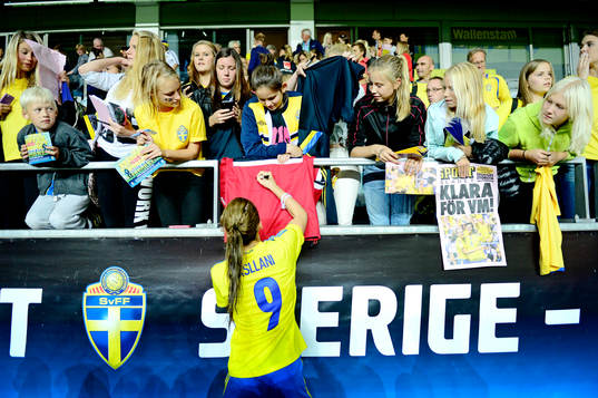 Sveriges Kosovare Asllani skriver autografer