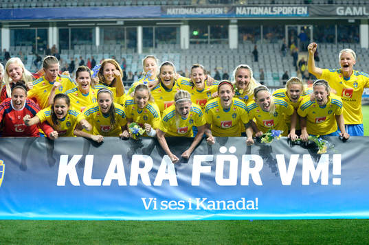 Sveriges spelare firar segern i fotbollsmatchen i damernas
