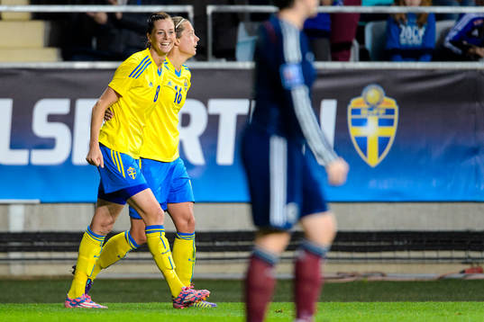 Sveriges Lotta Schelin och Lina Nilsson firar