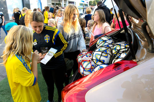 Några tjejer gissar hur många bollar som finns i en bil
