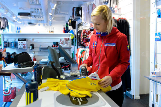 Madelein Sandgren på Intersport säljer en sverigetröja