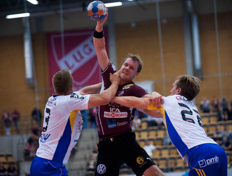Lugis Joacim Ernstsson tas hårt av Ystads Martin Bager och