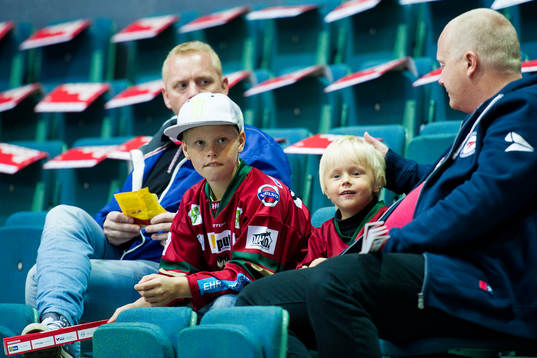 Frölundasupportrar innan ishockeymatchen i SHL mellan