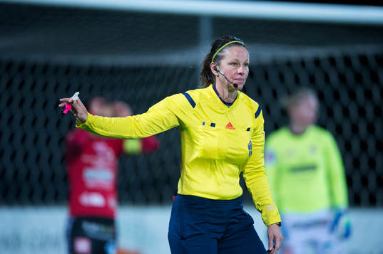 Domaren Annika Andric i matchen i damallsvenskan mellan