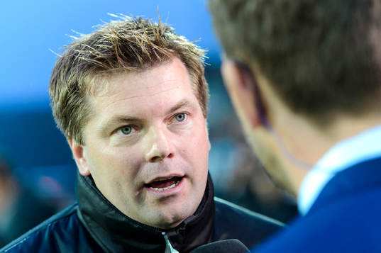 Halmstads tränare Jens Gustafsson blir intervjuad av TV