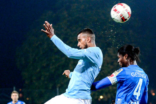 Malmö FFs Isaac Kiese Thelin och Halmstads Joseph Baffo