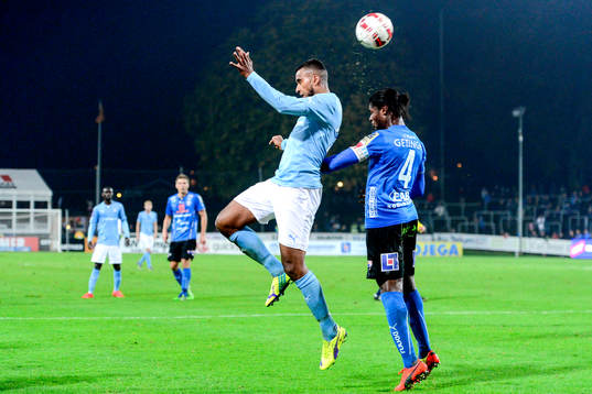 Malmö FFs Isaac Kiese Thelin och Halmstads Joseph Baffo