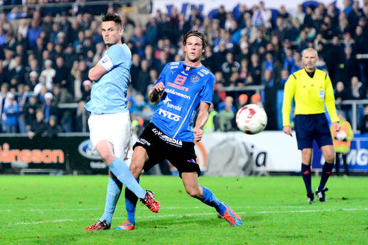Malmö FFs Markus Rosenberg och Halmstads Fredrik Liverstam