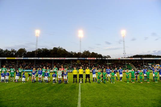 Line up innan fotbollsmatchen i superettan mellan