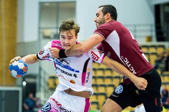 HK Malmös Robert Månsson kämpar mot Lugis Nemanja