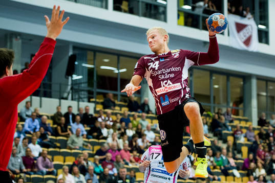 Lugis Hampus Jildenbäck mot HK Malmös målvakt Nebosja