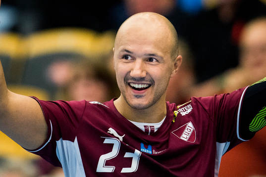 Lugis spelande assisterande tränare Zoran Roganovic jublar