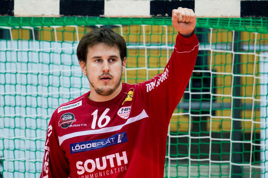HK Malmös målvakt Nebosja Simic jublar