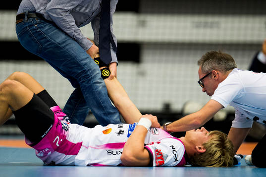 HK Malmös Jim Andersson får läkarhjälp