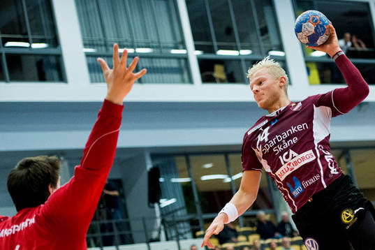Lugis Hampus Jildenbäck mot HK Malmös målvakt Nebosja