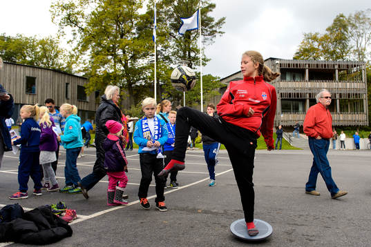 En tjej kickar boll