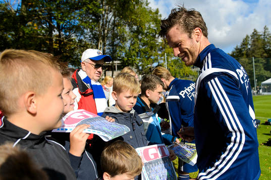 IFK Göteborgs Gustav Svensson skriver autografer