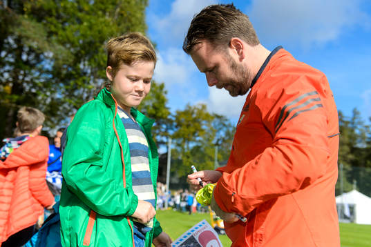 IFK Göteborgs tränare Mikael Stahre skriver autografer
