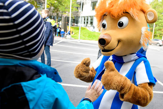 IFK Göteborgs maskot, Leo, gör tummen upp