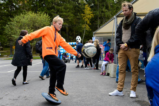En kille kickar boll