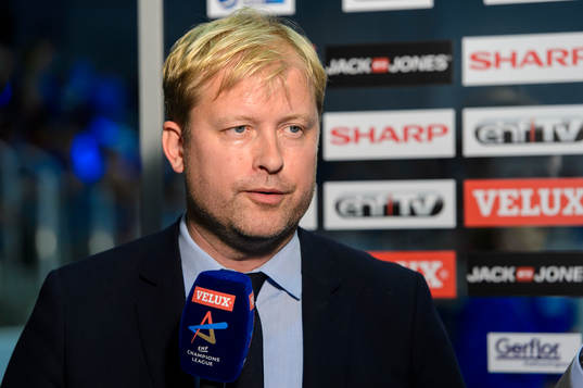 Pelle Bäckman, kommentator, innan handbollsmatchen i