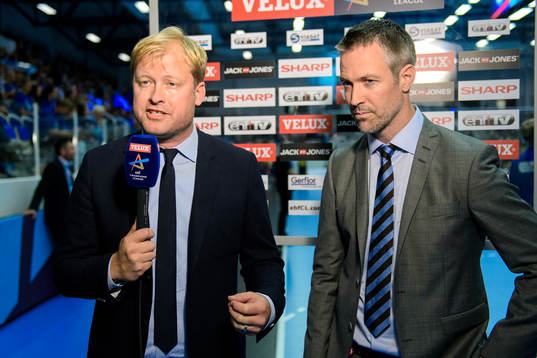 Kommentatorerna Pelle Bäckman och Martin Frändesjö,