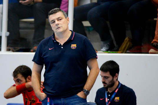 Barcelonas tränare Xavier Pascual deppar