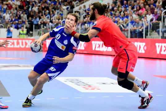 Alingsås Jesper Konradsson får en hand i ansiktet av