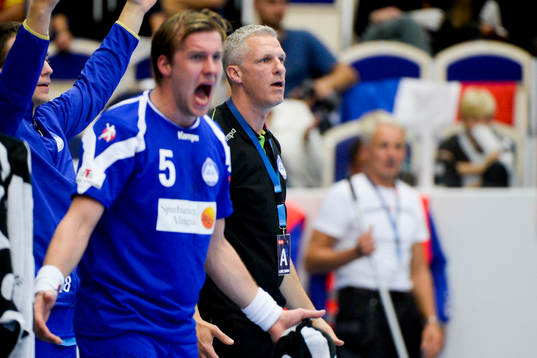 Alingsås Max Darj och tränare Mikael Franzén på bänken