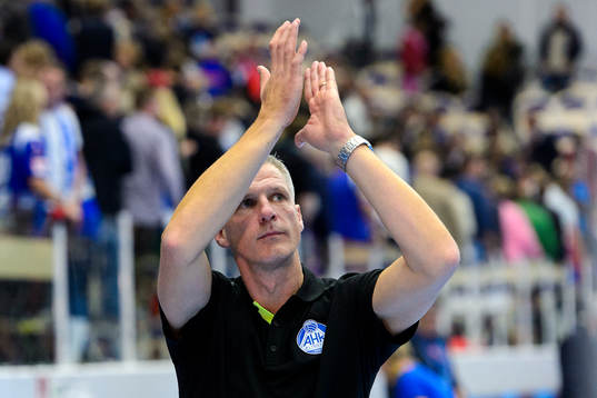 Alingsås tränare Mikael Franzén tackar publiken
