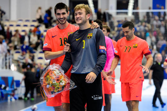 Barcelonas Eduardo Gurbindo Martinez och målvakt Perez de