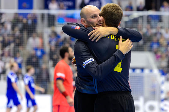 Barcelonas målvakt Danijel Saric kramar om målvakt Perez