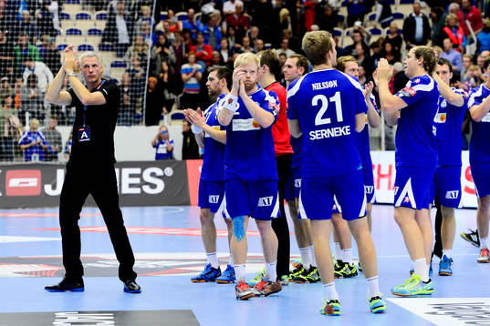 Alingsås tränare Mikael Franzén (tv) och spelarna tackar
