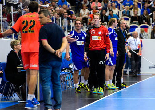 Alingsås målvakt Mikael Aggefors tittar på Barcelonas