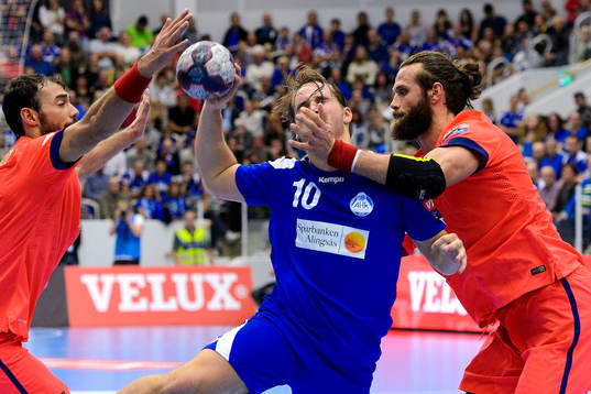 Alingsås Jesper Konradsson får en hand i ansiktet från