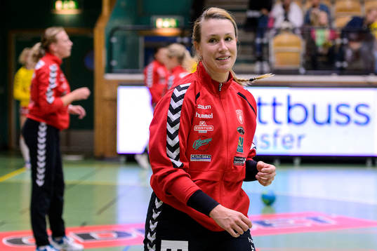 Skövdes målvakt Cecilia Grubbström värmer upp innan