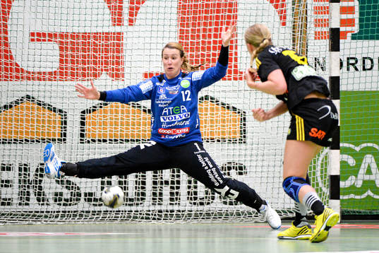 Skövdes målvakt Cecilia Grubbström räddar en straff