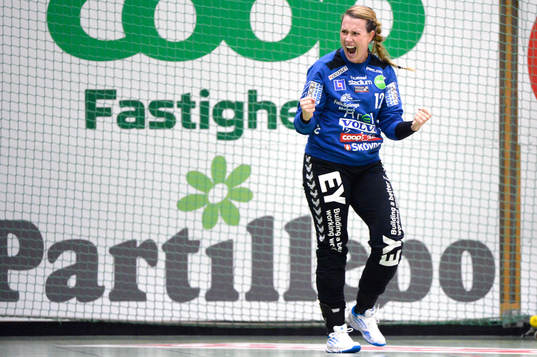 Skövdes målvakt Cecilia Grubbström jublar