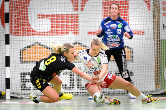 Sävehofs Elin Enhörning i kamp om bollen med Skövdes