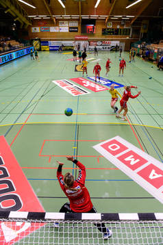 Lagen värmer upp i Partillebohallen innan handbollsmatchen