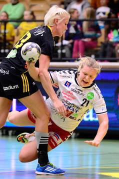 Sävehofs Elin Karlsson stoppar Skövdes Caroline Friberg