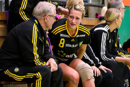 Sävehofs Elin Enhörning sitter skadad på bänken