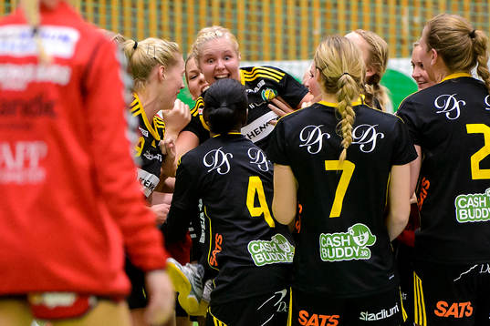 Sävehofs Jenny Wikensten firar med laget