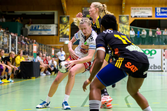 Skövdes Anna-Maria Johansson stoppas av Sävehofs Johanna