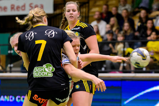 Skövdes Caroline Friberg stoppas av Sävehofs Johanna