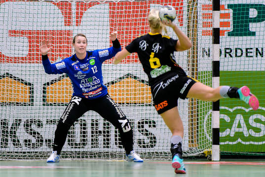 Skövdes målvakt Cecilia Grubbström gör sig redo att ta