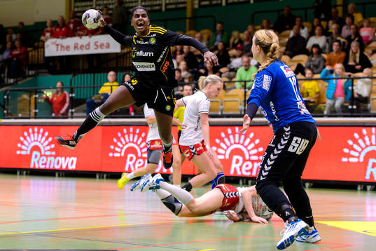 Sävehofs Louise Sand hoppar mot Skövdes målvakt Cecilia