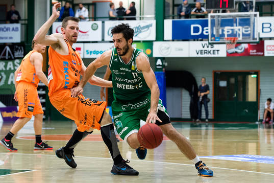 Södertäljes Dino Butorac tar sig förbi Norrköpings