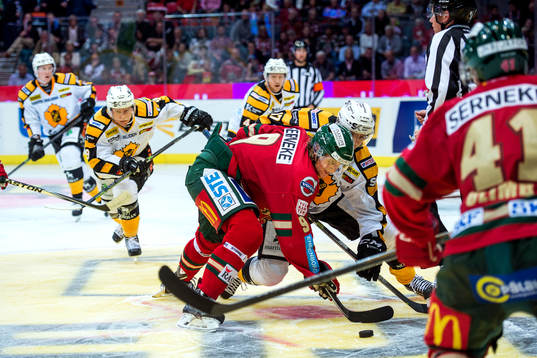 Frölundas Max Görtz tekar mot Skellefteås Pär Lindholm